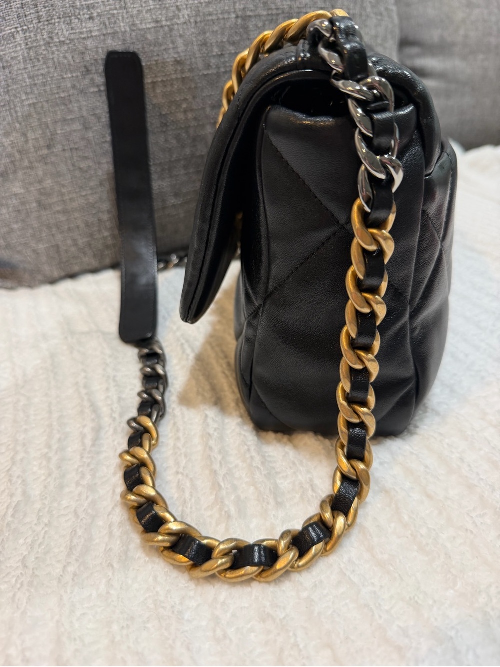 CHANEL Black Quilted Leather Shoulder Bag with Gold Hardware - Picture 5 of 16